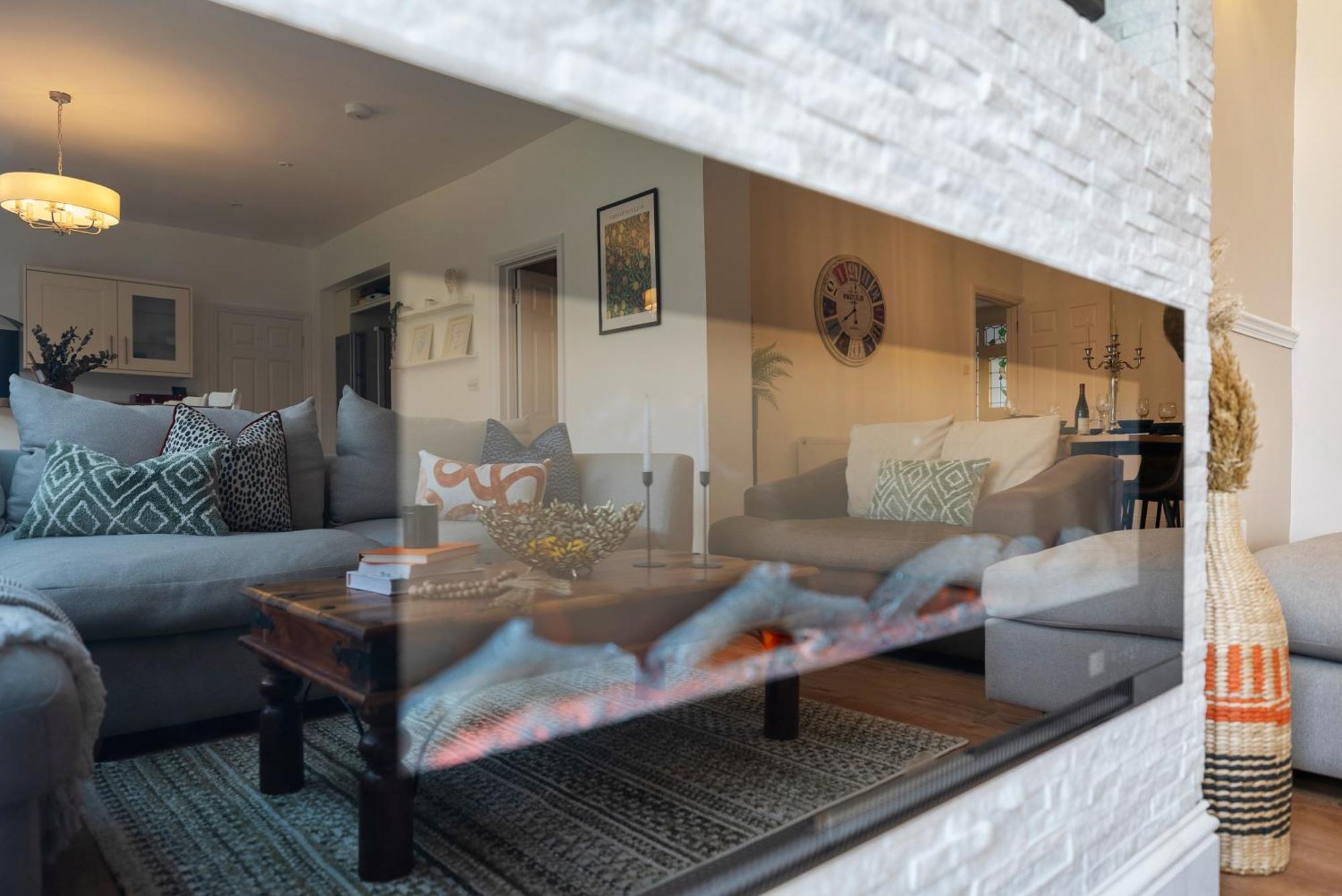 Long Term And Summer Special Offer! 5-Bedroom Spacious, Stunning Design, Sociable Areas & Cosy House Near South Downs Park, Sleeps 11 With Games Room, Private Parking And Garden- By Blue Puffin Stays Waterlooville Eksteriør billede